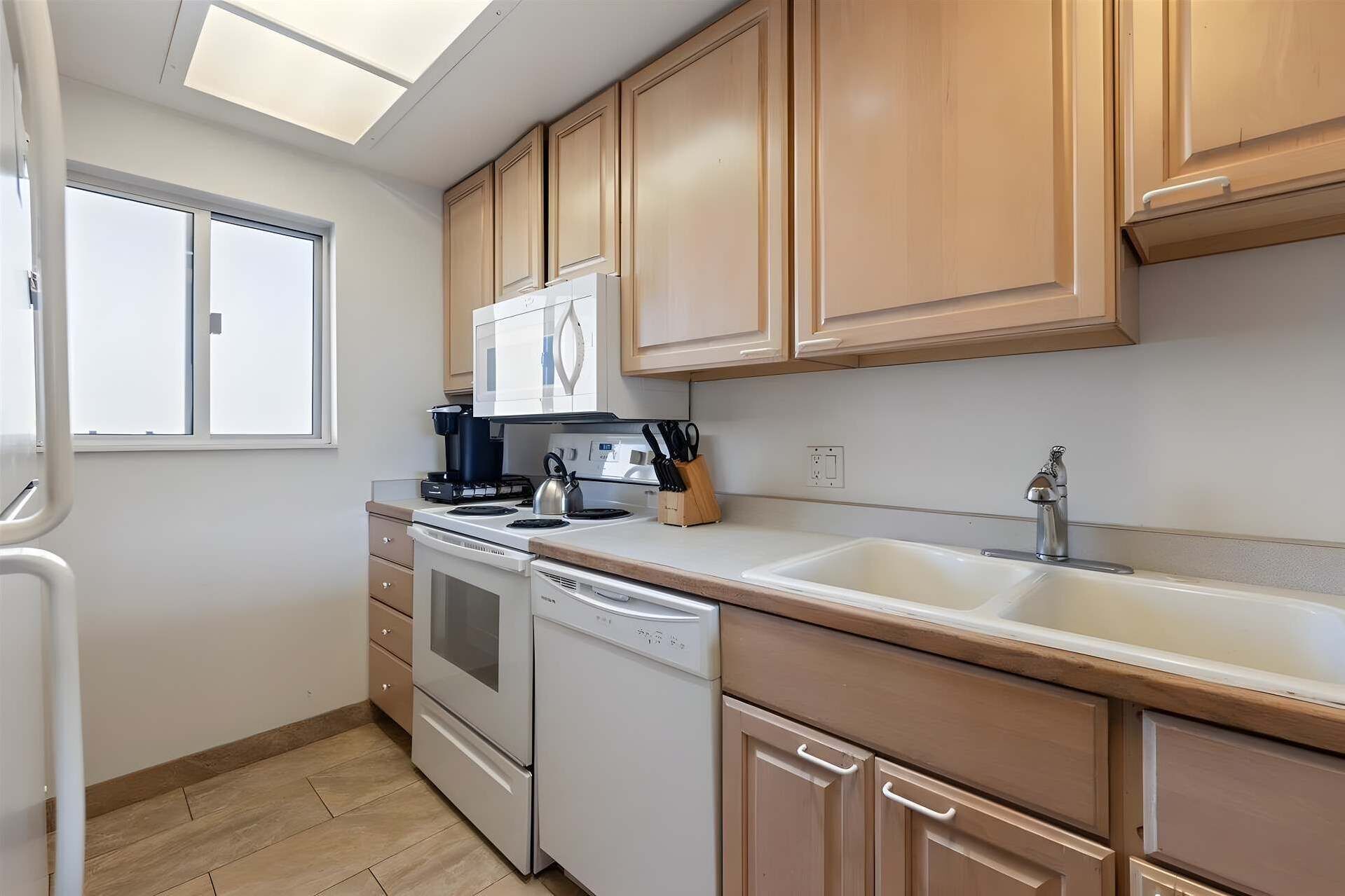 Coffee/tea maker, fridge, microwave, oven