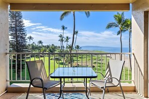 Lanai With Ocean View - Kihei, Menehune Shores, Spacious 4 BR, Beachfront, Sleeps 12 (Kihei)