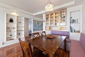 Dining Room With Built-in Shelving - Kihei, Menehune Shores, Spacious 4 BR, Beachfront, Sleeps 12 (Kihei)
