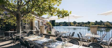 Apartment | Outdoor dining
