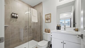 Ein modernes Badezimmer mit Dusche, Toilette und Waschbecken.