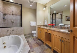 Bañera de hidromasaje, secador de pelo, toallas, jabón