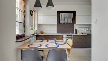 Apartemen Comfort, balkon | Tempat makan