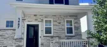 Upscale Aurora Suite • Quiet, Private & Stylish