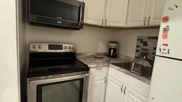 Coffee/tea maker, fridge, microwave, oven