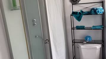 Dusche, Handtücher, Seife, Toilettenpapier