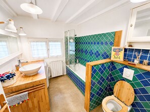 Shower, hair dryer, towels, soap - Vrbo Property (Sevrier)