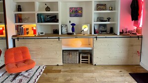 Een moderne keuken met houten kastjes, een inbouw-kookeiland en een heldere hanglamp.