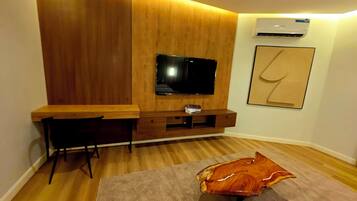 Premium Room, Courtyard View | Egyptian cotton sheets, premium bedding, down comforters
