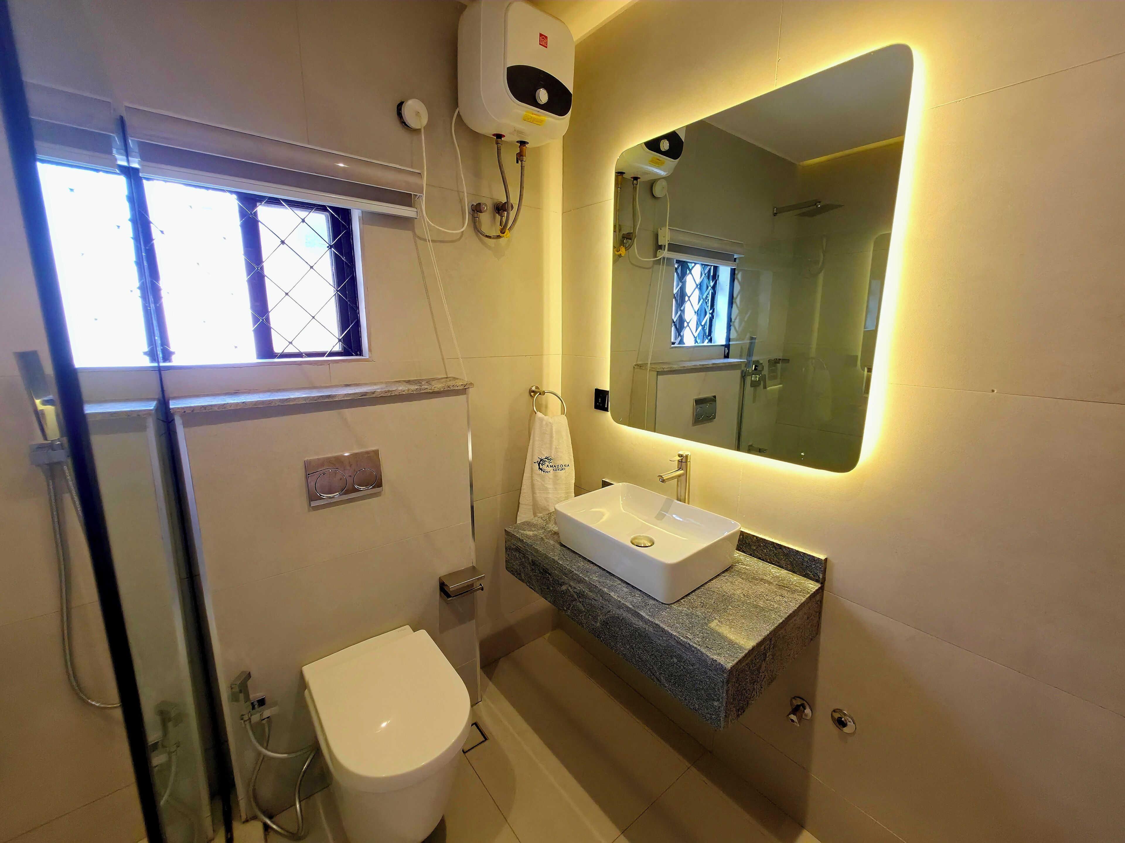 Chambre supérieure, vue sur la cour intérieure | Salle de bain | Douche, articles de toilette (gratuits), séchoir à cheveux, peignoirs
