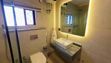 Chambre supérieure, vue sur la cour intérieure | Salle de bain | Douche, articles de toilette (gratuits), séchoir à cheveux, peignoirs