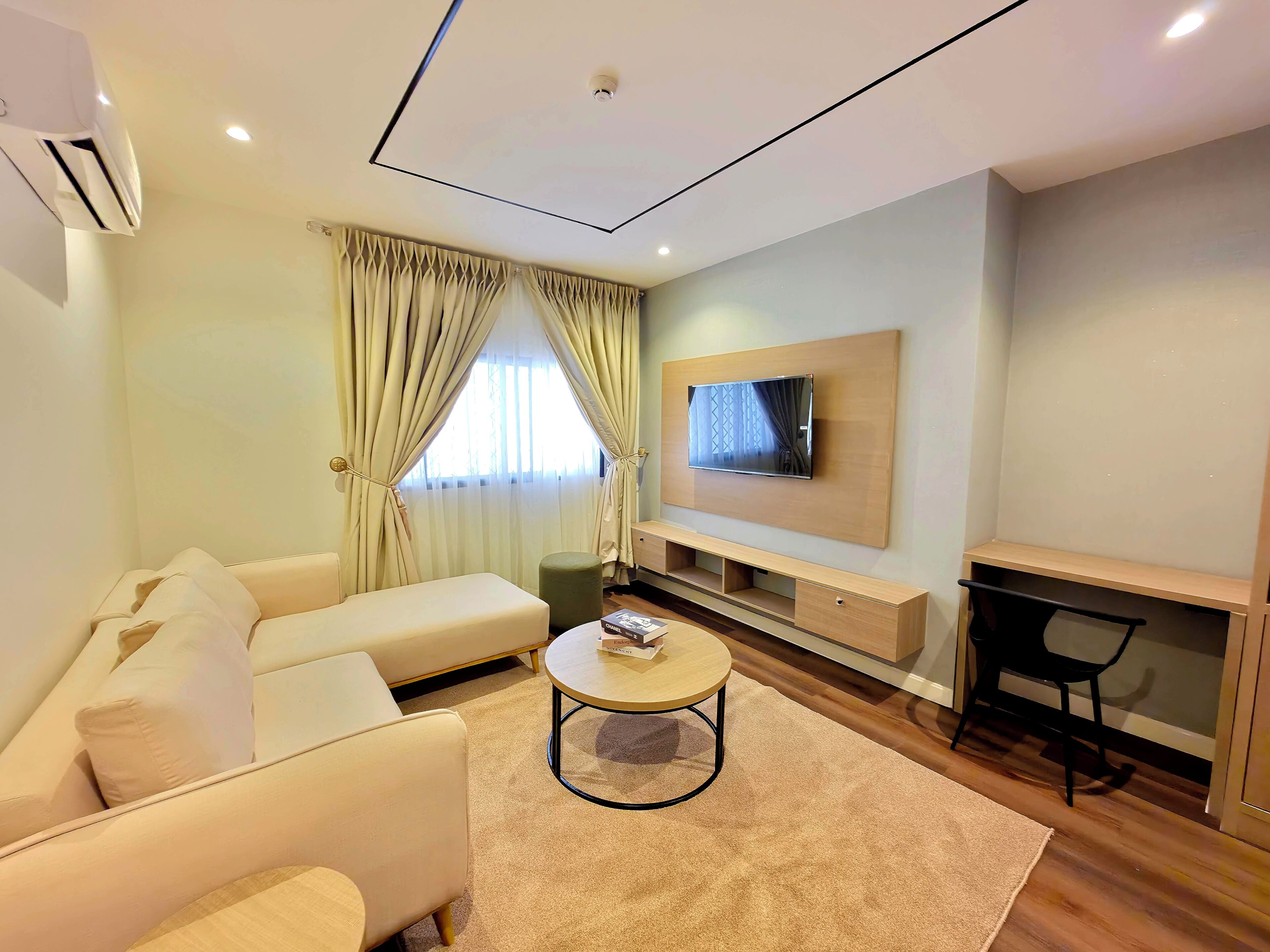Suite, Blick auf den Innenhof | Wohnbereich | 55-Zoll-Smart-TV mit Satellitenempfang, Netflix, Hulu