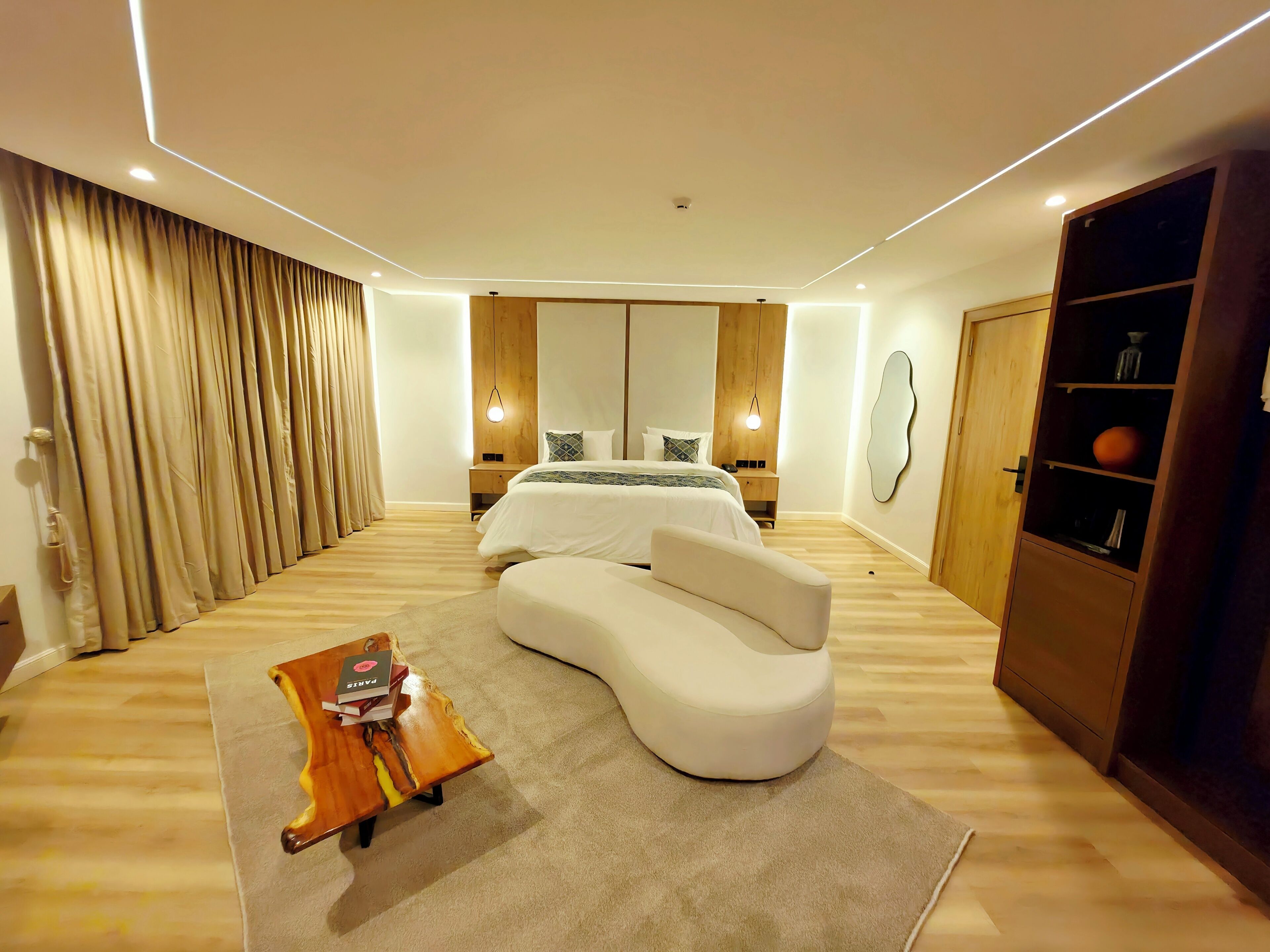 Chambre Prestige, vue sur la cour intérieure | Draps en coton égyptien, literie de qualité, couette en duvet