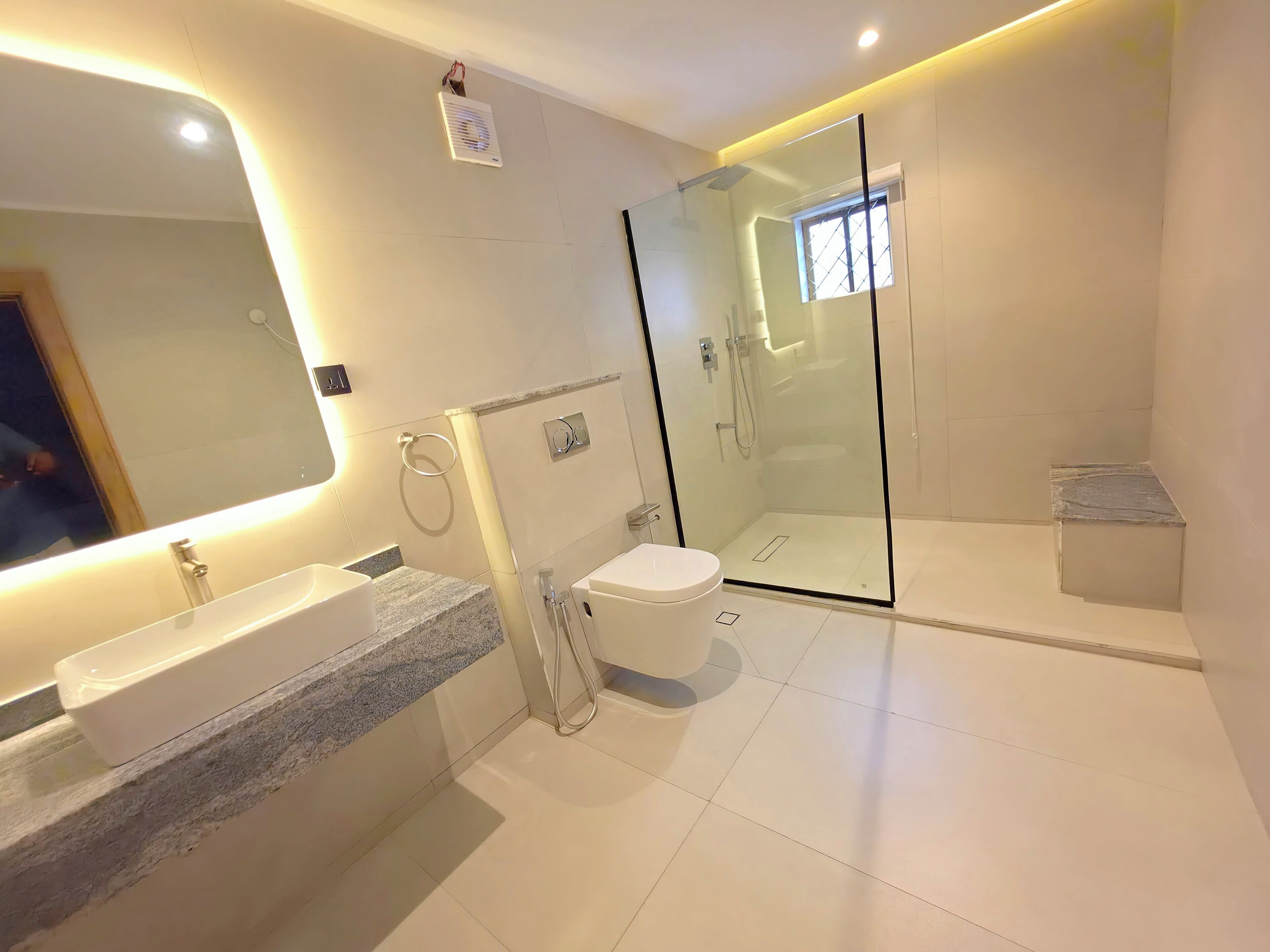 Deluxe Double Room | Bathroom | Shower, free toiletries, hair dryer, bathrobes