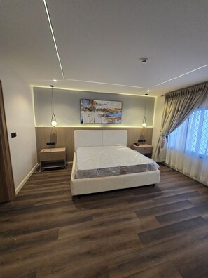 ตู้  นิรภัยในห้องพัก, โต๊ะทำงาน, ผ้าม่านกันแสง, ห้องเก็บเสียง