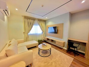 Suite, Courtyard View | Living area