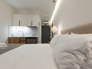 Tabla de planchar con plancha, acceso a internet y ropa de cama 