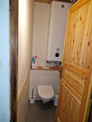 Een douche, een haardroger, handdoeken, zeep