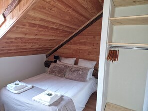 Tabla de planchar con plancha y ropa de cama