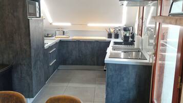 Coffee/tea maker, fridge, microwave, oven