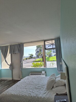 1 bedroom, Internet, bed sheets - Beach oasis, king bed, Private beach Restaurants, Bars, Hot tub, Pool basketball (Ruskin)