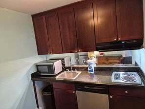 Private kitchen - Beach oasis, king bed, Private beach Restaurants, Bars, Hot tub, Pool basketball (Ruskin)