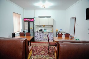 Kamar Double Basic | Tempat makan