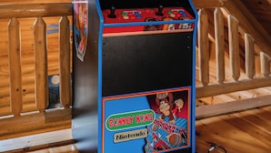 Nintendon peliautomaatti puuhuoneessa, jossa on kaltevat katot.