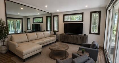 6-bedroom lodge on golf course in Garden Valley w/AC & access to hot springs!