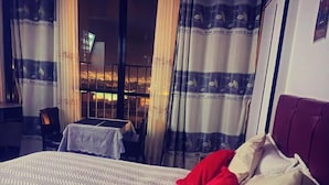 Phòng đôi tiện nghi đơn giản, quang cảnh thành phố | Phòng cách âm, bàn ủi/dụng cụ ủi quần áo 
