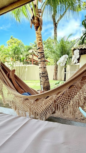 A hammock under a palm tree in a tropical setting. - Arraial d'Ajuda House with Private Pool (Arraial d'Ajuda)