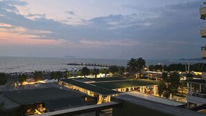 A coastal hotel with a view of the sea and a distant cityscape. - Sea Dream Studio Qerret (Golem)
