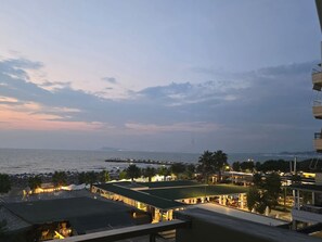 A coastal hotel with a view of the sea and a distant cityscape. - Sea Dream Studio Qerret (Golem)