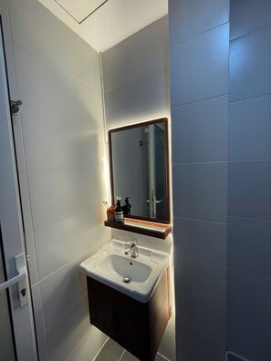 Bathroom - SeeU Stay | Hidden Gem in District 1, Quiet Stay Near Saigon Nightlife (Thành phố Hồ Chí Minh)