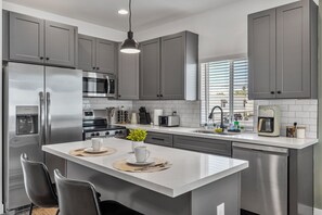 Private kitchen - Luxury Townhome Near Arcadia, Pool Garage & pet friendly (Phoenix)