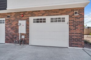 Exterior - Luxury Townhome Near Arcadia, Pool Garage & pet friendly (Phoenix)