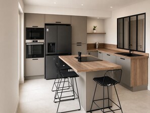 Private kitchen - Fully renovated villa in Provence, with large pool and spectacular valley view (Bargemon)
