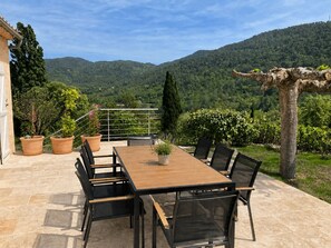 Outdoor dining - Fully renovated villa in Provence, with large pool and spectacular valley view (Bargemon)