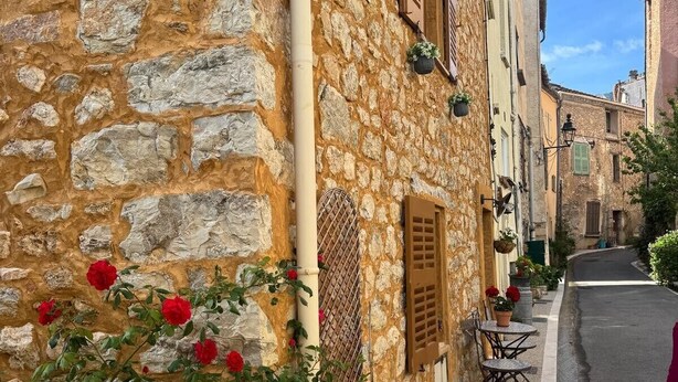 A stone building with a narrow street, potted plants, and a sign on the wall. - Fully renovated villa in Provence, with large pool and spectacular valley view (Bargemon)