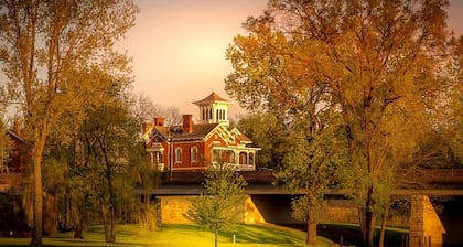 Dog friendly(with dog fee),Close to Downtown,Historic District,