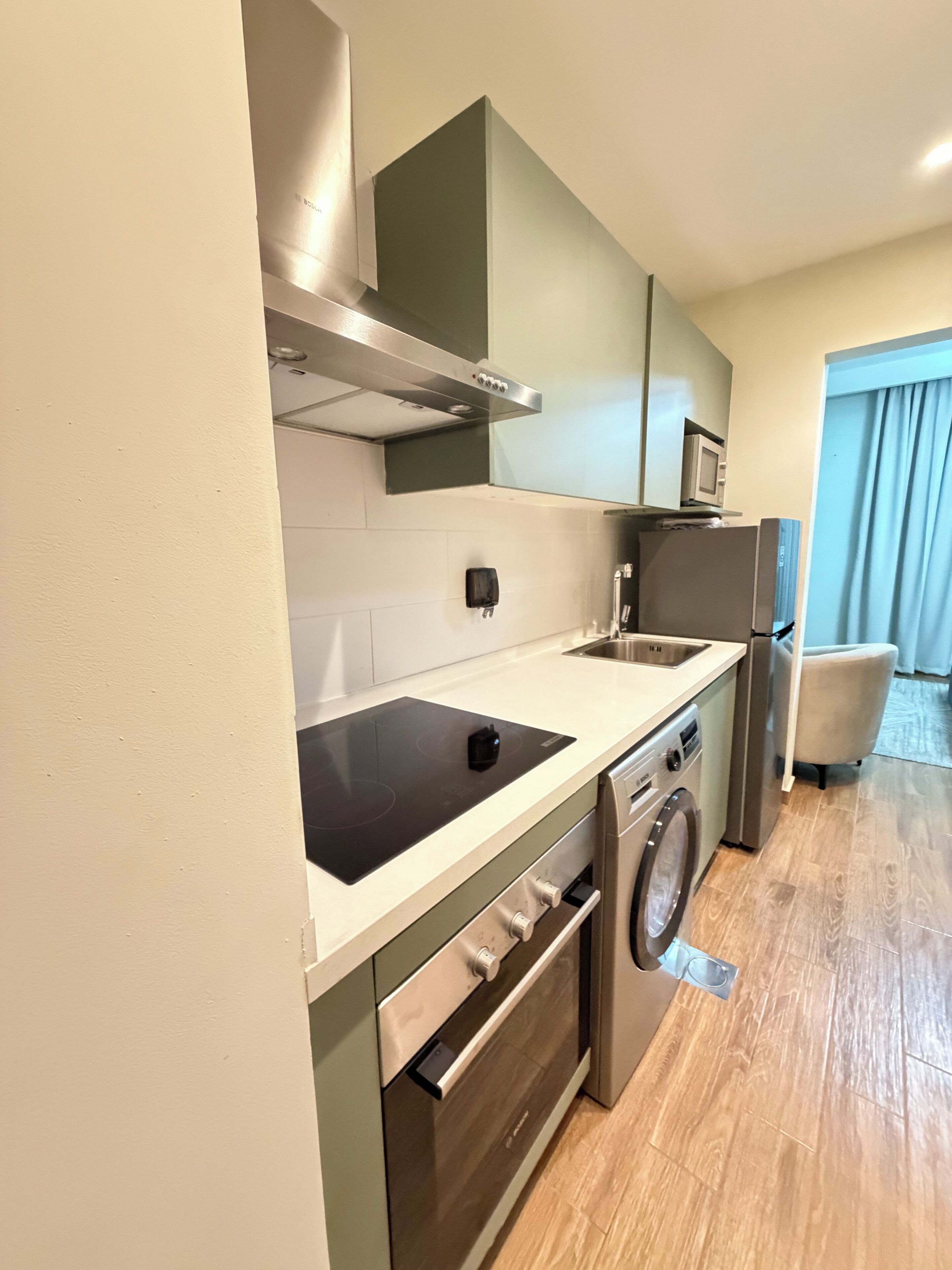Großer Kühlschrank, Mikrowelle, Ofen, Geschirrspüler