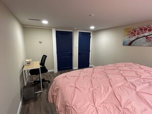 2 bedrooms, iron/ironing board, WiFi, bed sheets - Modern 2BR Retreat w/ Parking near DC (Arlington)