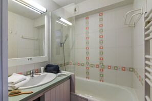 Apartment | Bathroom - Pyrenees Alpine Apartment for 5 (Font-Romeu-Odeillo-Via)