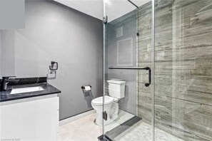 Haartrockner, Handtücher, Seife, Toilettenpapier