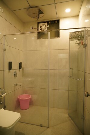 Luxury Double Room | Bathroom | Shower, towels, soap, shampoo - TEJJORA LAKE VIEW (Lucknow)