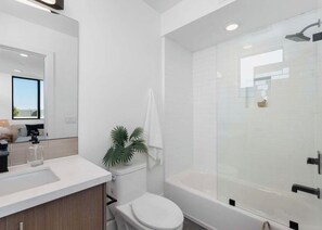 Een douche, een haardroger, handdoeken, zeep