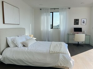 3 bedrooms, in-room safe, desk, iron/ironing board - Luxe Silver Lake Home: Rooftop Terrace, Hollywood Views, 3BR/3.5BA, 2-Car Garage (Los Angeles)