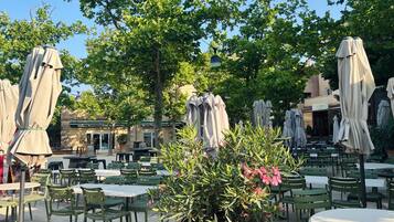 Apartamento | Restaurante al aire libre