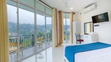 Deluxe Double Room, Balcony, Mountain View | Laptop workspace