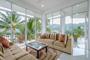 Deluxe Double Room, Balcony, Mountain View | Living area - Queens Mount Ridge - Kandy (Kandy)